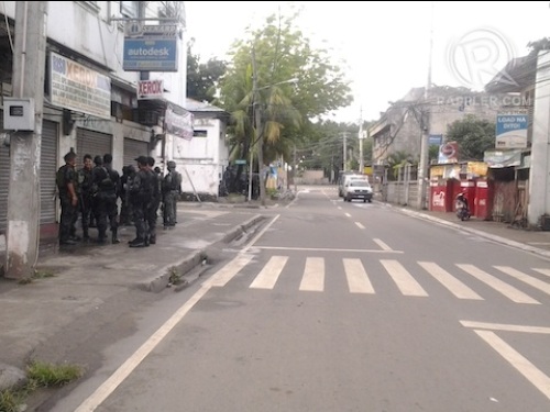 Các binh sĩ Philippines chốt chặn tại một con đường ở thành phố Zamboanga.